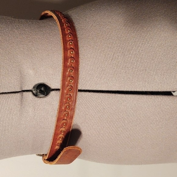 Brown Genuine Leather Thin Belt with Raised Design and Metal Rivets Sz S - Picture 2 of 7